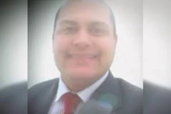 Fotografia colorida de homem de terno sorrindo