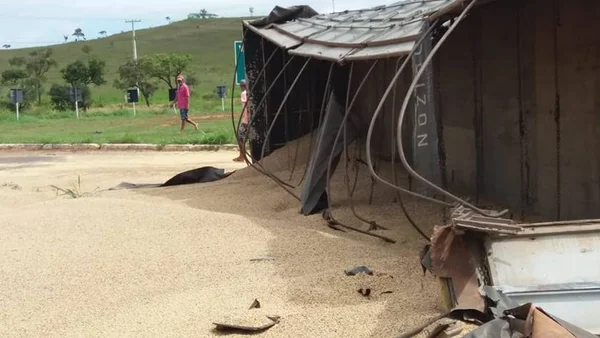 Carreta carregada com 3,5 toneladas de soja tomba na DF-130