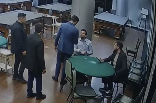 Vídeo sugere que advogado de Marçal pode ter rasgado camisa de Nahuel Medina - Metrópoles