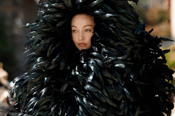 Balenciaga reacende a inovação têxtil com Piccioli na alta-costura