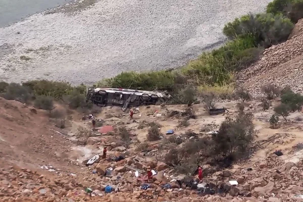 Foto colorida de ônibus que caiu de ribanciera no Peru - Metrópoles