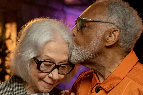 foto colorida de Fernanda Montenegro e Gilberto Gil, onde o cantor beija a cabeça da atriz - metrópoles