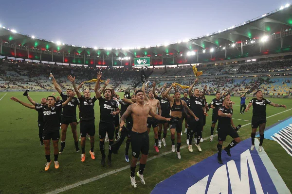 Imagem colorida dos jogadores do Botafogo comemorando - Metrópoles
