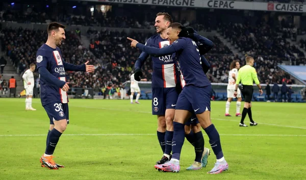 Jogadores do PSG abraçados