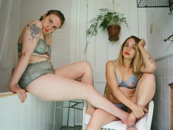 Lena Dunham participa de campanha sem retoques para marca de lingerie