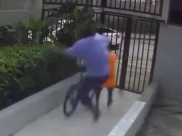 Foto colorida retirada das câmeras de seguranças de porteiro derrubando ladrão da bicicleta - Metrópoles