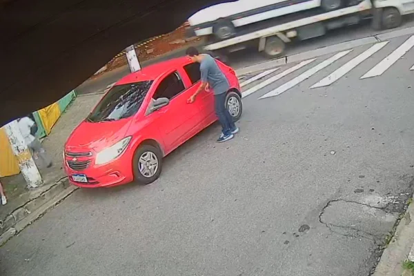 Imagem colorida mostra roubo a carro com bebê dentro. Metrópoles