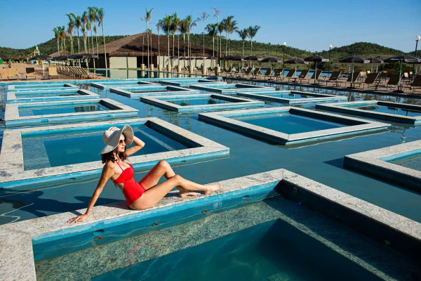 Fotografia colorida mostrando mulher em espaço de piscinas-Metrópoles