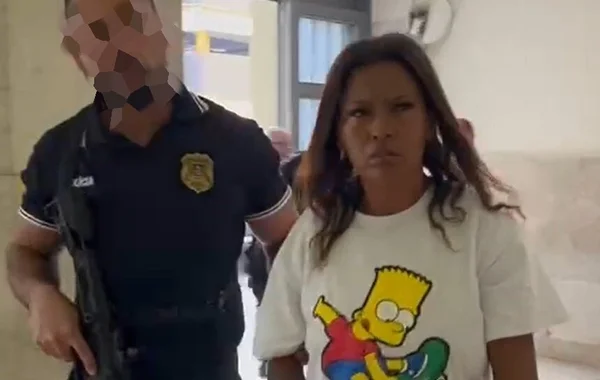 Mulher negra e camiseta do Bart Simpson é conduzida por policial civil - Metrópoles