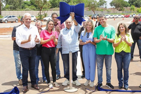 Ibaneis inaugura pavimentação asfáltica