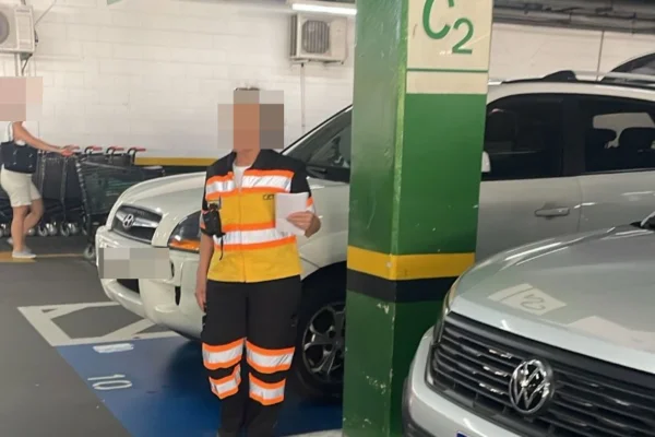 Viatura da CET no estacionamento do supermercado Sonda, em Perdizes; agentes fazem fiscalização do uso do cartão do idoso - Metrópoles