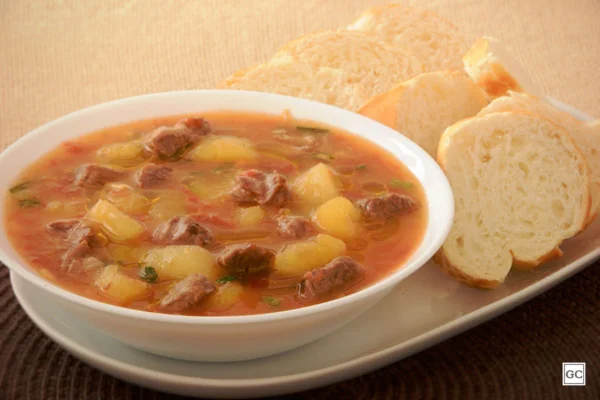 Sopa de mandioca com carne