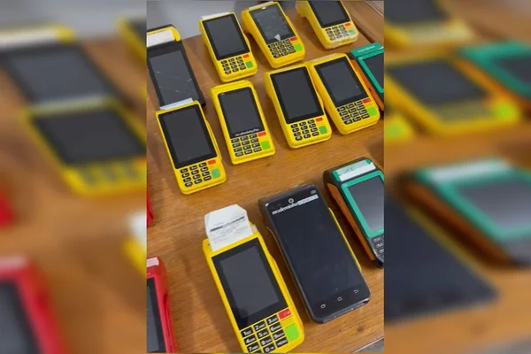 imagem colorida. Diversas máquinas de cartão
