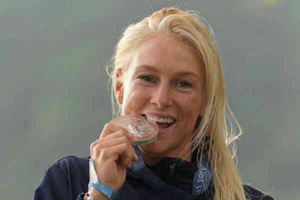 Imagem colorida de Weston-Webb com a medalha de prata nos Jogos Olímpicos