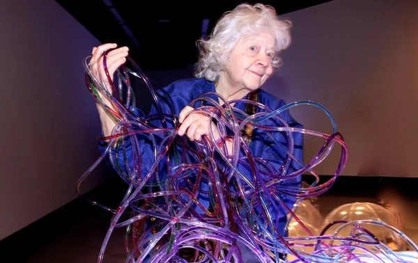 Morre, aos 90 anos, a artista plástica Amelia Toledo