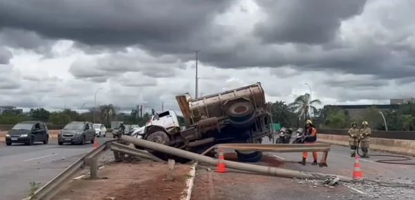 Caminhão tomba após colidir com poste próximo à Ponte JK. Vídeo