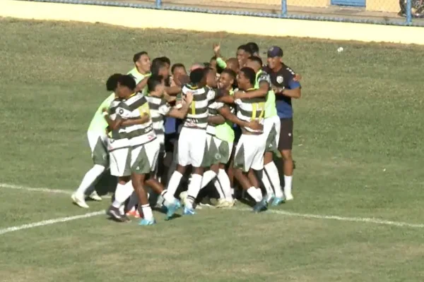Jogadores do Altos-PI comemoram gol contra o Parnahyba-PI
