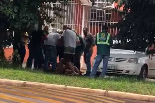 Grupo de homens em pé