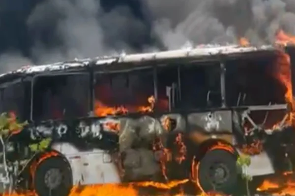 Imagem colorida de ônibus pegando fogo