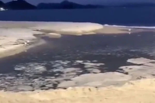 Foto colorida do esgoto encontrado na praia de Copacabana no Rio de Janeiro - Metrópoles