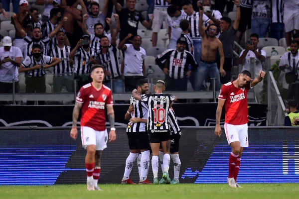 Kalil detona aglomerações em jogo do Atlético-MG: “Desrespeito”