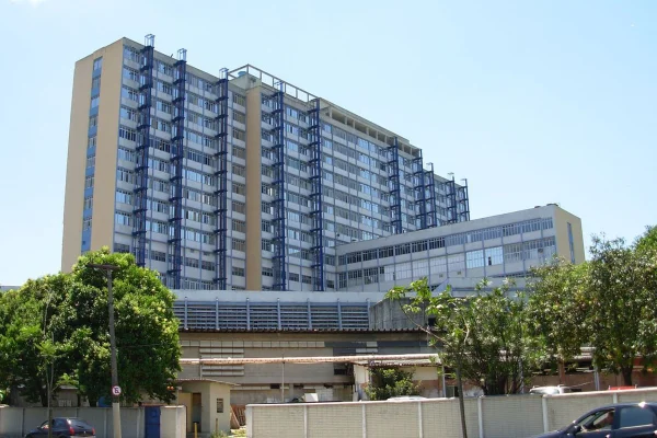 Imagem colorida de hospital com surto de superfungo