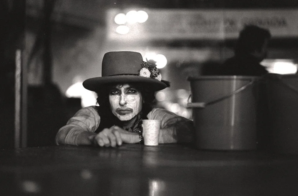 <b>Rolling Thunder Revue - A Bob Dylan Story by Martin Scorsese:</b> o filme captura o espírito problemático dos Estados Unidos em 1975 e a música cheia de alegria que Dylan apresentava durante o outono daquele ano. Parte documentário, parte filme de espetáculo, parte viagem, Rollling Thunder é uma experiência única do cineasta Martin Scorsese. Assista ao <a href="https://www.youtube.com/watch?v=PS4gsWDSn68" target="_blank" rel="noopener">trailer</a> <b>Rolling Thunder Revue - A Bob Dylan Story by Martin Scorsese:</b> o filme captura o espírito problemático dos Estados Unidos em 1975 e a música cheia de alegria que Dylan apresentava durante o outono daquele ano. Parte documentário, parte filme de espetáculo, parte viagem, Rollling Thunder é uma experiência única do cineasta Martin Scorsese. Assista ao <a href="https://www.youtube.com/watch?v=PS4gsWDSn68" target="_blank" rel="noopener">trailer</a>