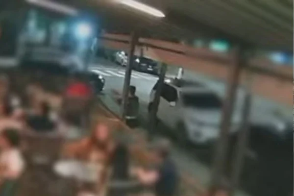 Imagem colorida de DJ sendo assassinado - Metrópoles