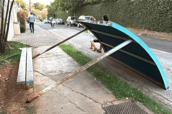 Imagem colorida de ponto de ônibus desabado em Piracicaba; mulher ficou ferida - Metrópoles