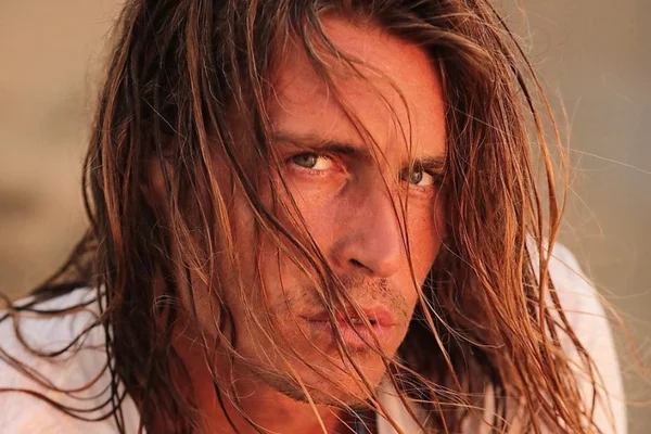 Após beijar Rízia, Tarzan desconversa sobre pedir para deixar o BBB19