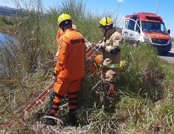 Vídeo: carro com reboque capota e cai em lagoa na BR-060