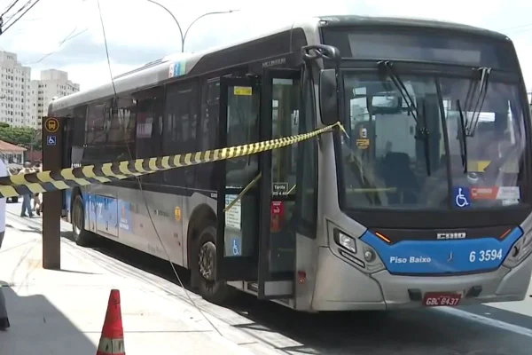 Três pessoas são baleadas em ônibus após PM de folga reagir a ataque