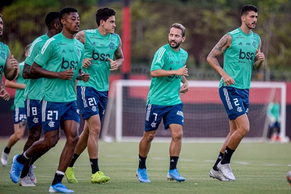 Jogadores do Flamengo treinam no Ninho do Urubu