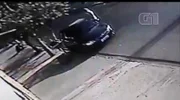A cuidadora entre no carro e retira o bebê esquecido A cuidadora entre no carro e retira o bebê esquecido