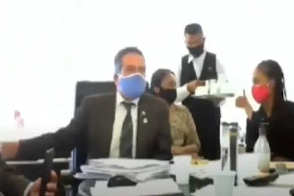 Número 2 do Ministério da Saúde, coronel humilha garçom durante live. Veja