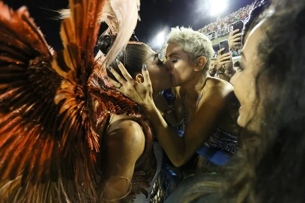 Deborah Secco rouba beijo de Juliana Paes na avenida
