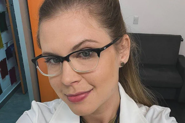 foto colorida de mulher loira de óculos - metrópoles