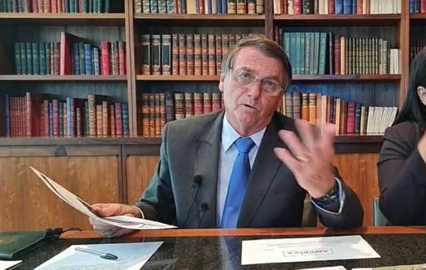 Bolsonaro diz que estuda mudança na política de preços da Petrobras