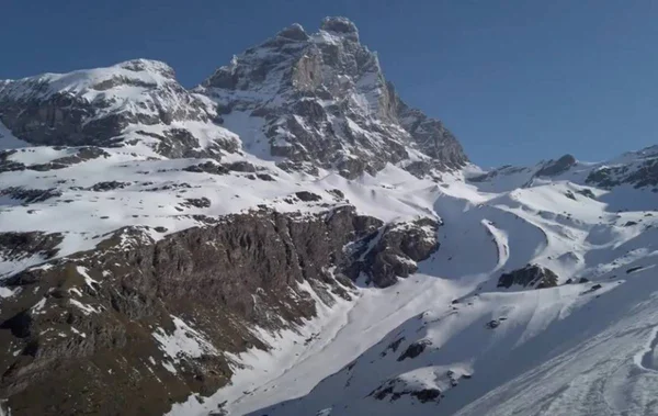 Imagem colorida de montanhas e neve nos Alpes suíços