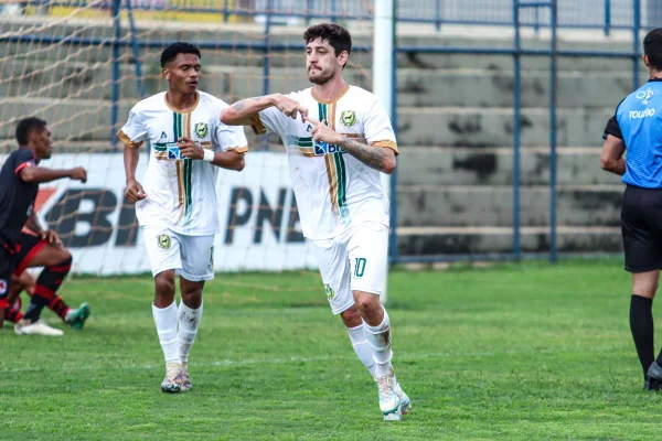 Vitor Xavier comemora gol contra o Planaltina