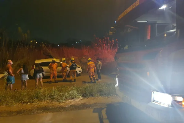 Bombeiros atendendo acidente