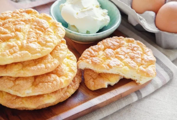 pão de nuvem em uma bandeja com ovos em volta - metropoles