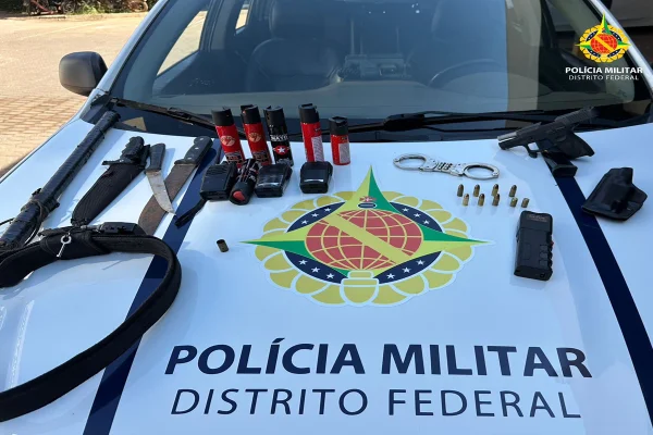 Homem com arma e munições é preso após ameaçar mulher na Estrutural