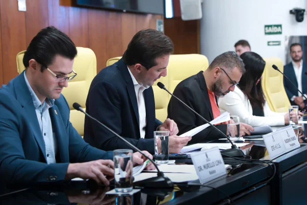 imagem colorida mostra vereadores da CPI das moradias sociais em são paulo