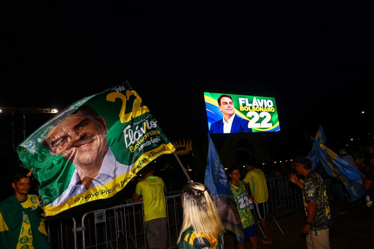 Telão à disposição dos apoiadores Telão à disposição dos apoiadores