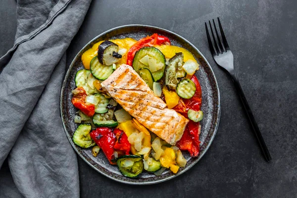 Prato com salmão e legumes - dieta cetogênica - universidade de stanford