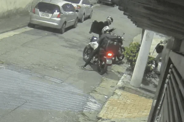Foto colorida de policial militar reaegindo a assalto e atirando contra dois assaltantes, na Casa Verde, zona norte de São Paulo.