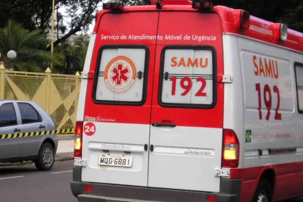 Imagem colorida mostra ambulância do Samu queimada - Metrópoles