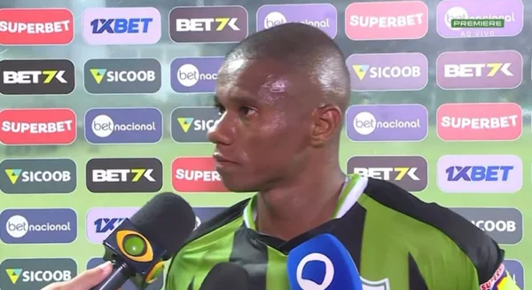 Vídeo: atacante esquece fair play e faz gol bizarro no Santos