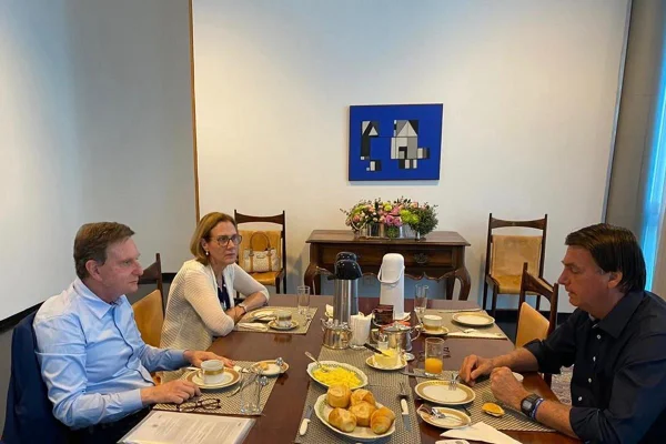 Bolsonaro recebe Marcelo Crivella no Alvorada e grava programa eleitoral